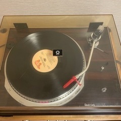 レコードプレーヤー、アンプ、ステレオの画像