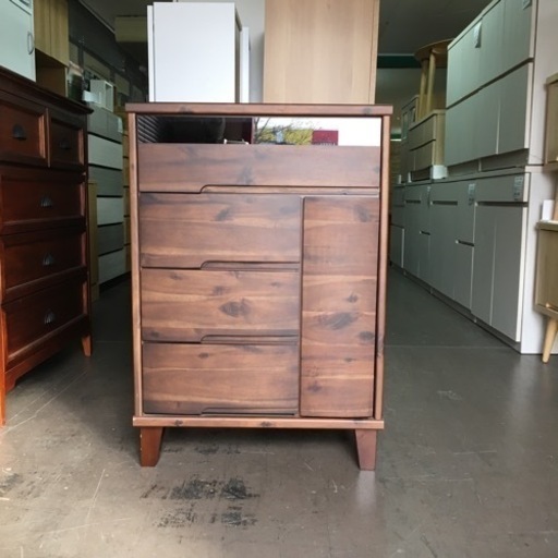 天然木を使用したキャビネット　前板アーチデザインがオシャレ　高級脚付きリビングボード　棚　ラック　ブラウン　ウォルナット色