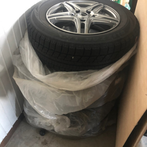 美品　スタッドレス　トヨタ　ノア　ヴォクシーなどに