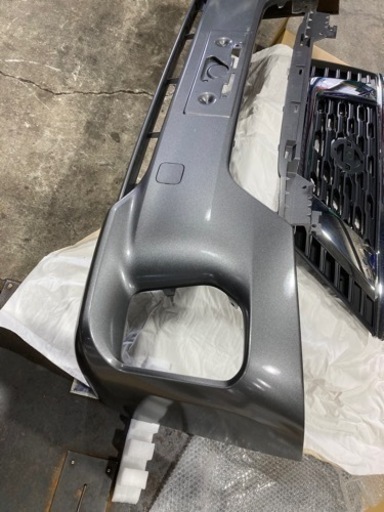 　NV350キャラバン　フロントバンパー フロントグリル 中古品