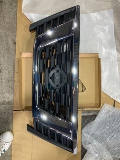 　NV350キャラバン　フロントバンパー フロントグリル 中古品