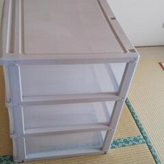 3段の衣装ケースの画像