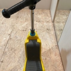 子供用　キックボード　黄色　の画像