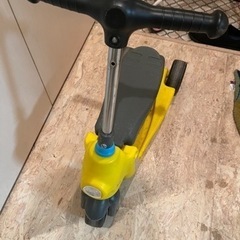子供用　キックボード　黄色　の画像