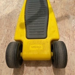 子供用　キックボード　黄色　の画像