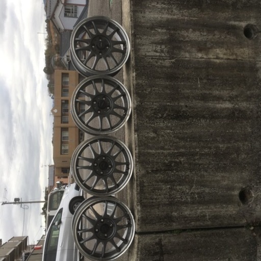 車のホイールです。