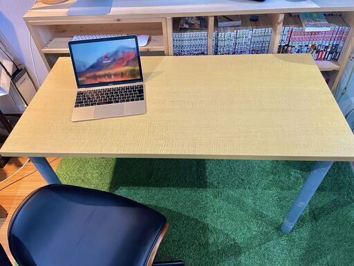 ダイニングテーブル？大きめでシンプルなテープル