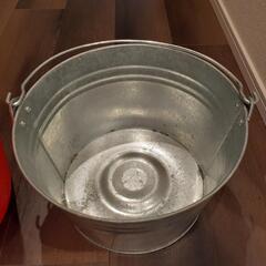 バケツ　プラスチックとブリキの画像