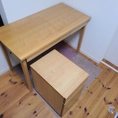 勉強机と引き出し机売ります。指定エリアの玄関先まで配達します。の画像