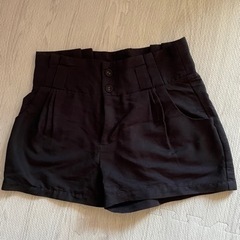【無料】ギャミヌリー　黒ショートパンツ