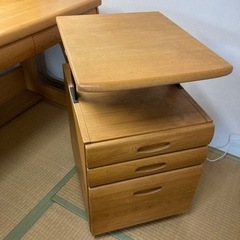やおもくで購入　学習机と引き出しの画像