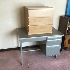 スチールデスクと引き出し収納