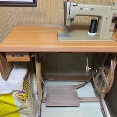 足踏みミシンとテレビ