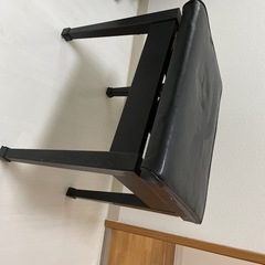 中古黒のピアノスツールの画像