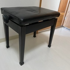 中古黒のピアノスツールの画像