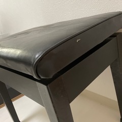 中古黒のピアノスツールの画像