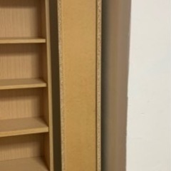 背の高いCDラックの画像