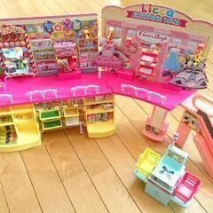 リカちゃん ショッピングモール モールと紙パーツ、レジスターのみ。