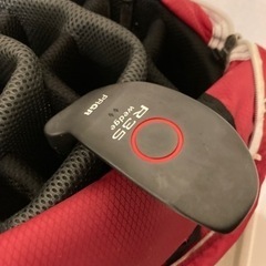 ゴルフバック&パター、ウェッジのセットの画像