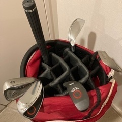 ゴルフバック&パター、ウェッジのセットの画像