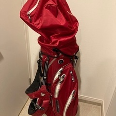 ゴルフバック&パター、ウェッジのセットの画像