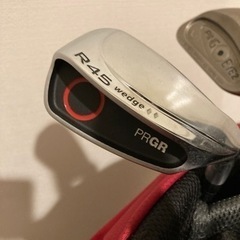 ゴルフバック&パター、ウェッジのセットの画像
