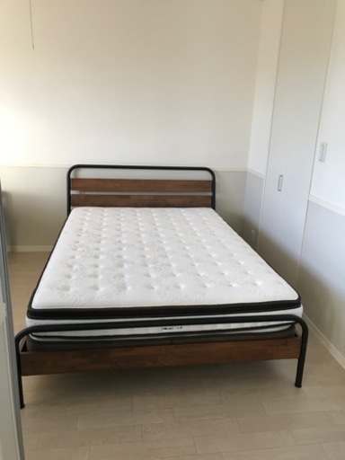 ダブルベットのフレームとマットレス、20日•21日に引取りに来てくださる方。新品同様。