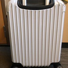 無料で譲ります キャリーケース 4輪 白 訳ありの画像