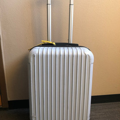 無料で譲ります キャリーケース 4輪 白 訳あり