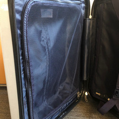 無料で譲ります キャリーケース 4輪 白 訳ありの画像