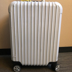 無料で譲ります キャリーケース 4輪 白 訳ありの画像