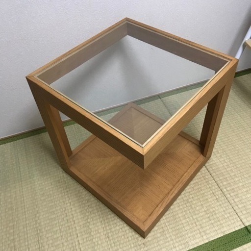 ガラス天板の木製サイドテーブル