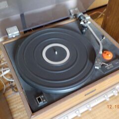 レコード機器とスピーカ、棚、レコード、一式さしあげます。