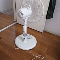 白い扇風機の画像