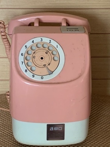 ピンクの公衆電話
