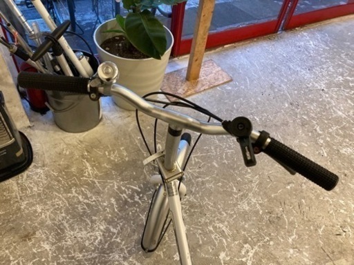 【年末SALE！通常価格¥7700→¥6600】6段変速　20インチ折りたたみ自転車　ホワイト