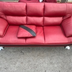 ニトリ　3人用本革ソファー　赤　値引不可の画像