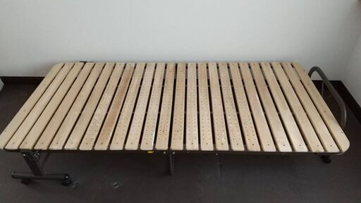 シングルの折り畳みベッドになります