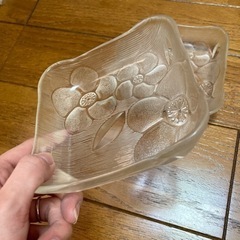 ガラス製の四角のお皿　お花模様　2枚セットの画像