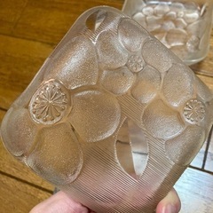 ガラス製の四角のお皿　お花模様　2枚セットの画像
