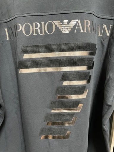 【超人気ブランド　EMPORIO ARMANI 背中のロゴカッコいい早い者勝ち】