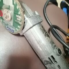 とても古いですが動作します。日立のディスクグラインダー