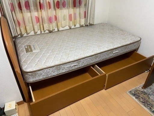 シングルベッド(ベッド枠+ベッドマット)引き出し付きです。