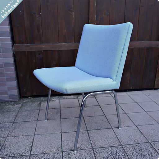 AP Stolen(APストーレン)社のHans J. Wegner(ハンス・J・ウェグナー)デザインAP37カストラップチェアです。ライトブルーの優しい色合いとスチール脚がインテリアのアクセントに①BL301