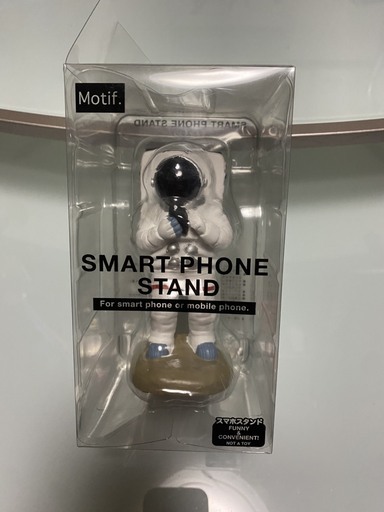 前澤さん効果で話題沸騰中！限定発売宇宙飛行士スマホスタンド置き！