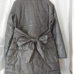 グレー？　デザイン中綿コート　ダウンコートの画像