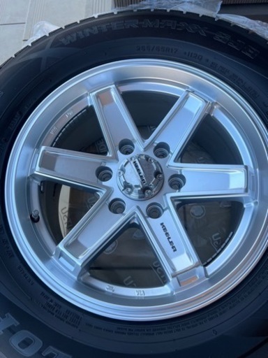 スタッドレスタイヤ　ハイラックス　ランクルなどに