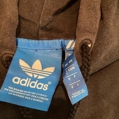 adidasパーカーの画像