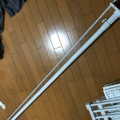 長い突っ張り棒とレースカーテン