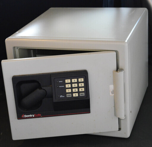 テンキー式　耐火金庫sentry safe SB0507